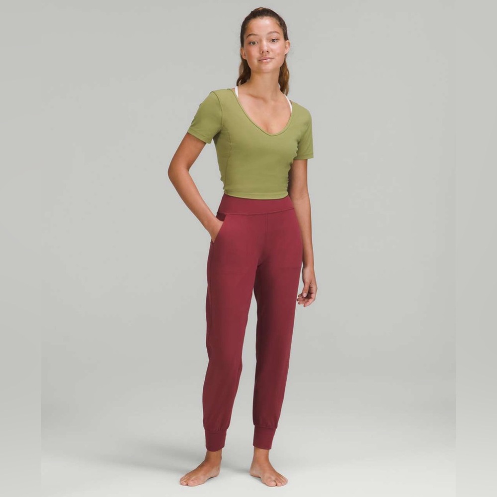 Lululemon Align High-Rise Jogger 28”
Mulled Wine burgundy color with pockets